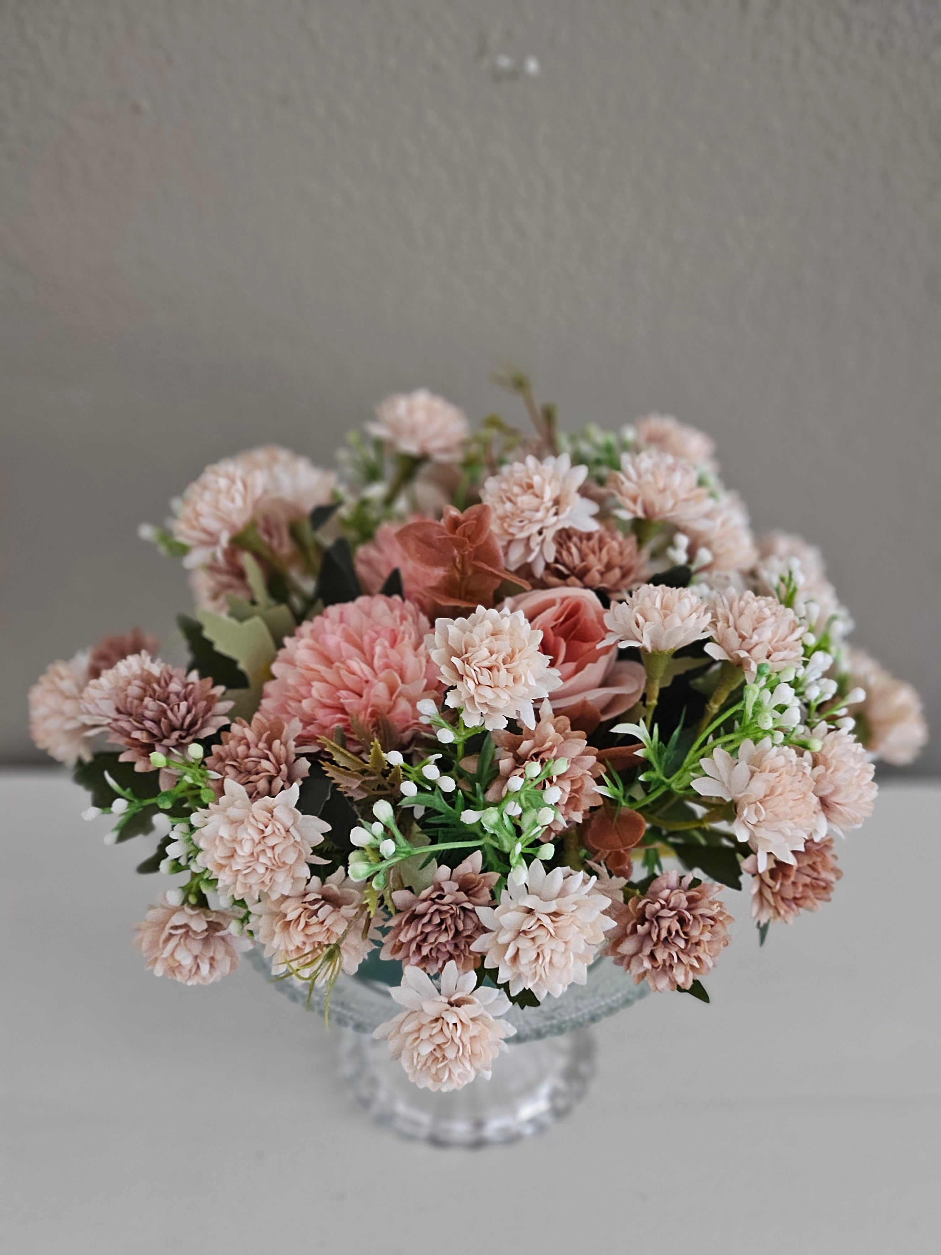 Plateau met kunstbloemen