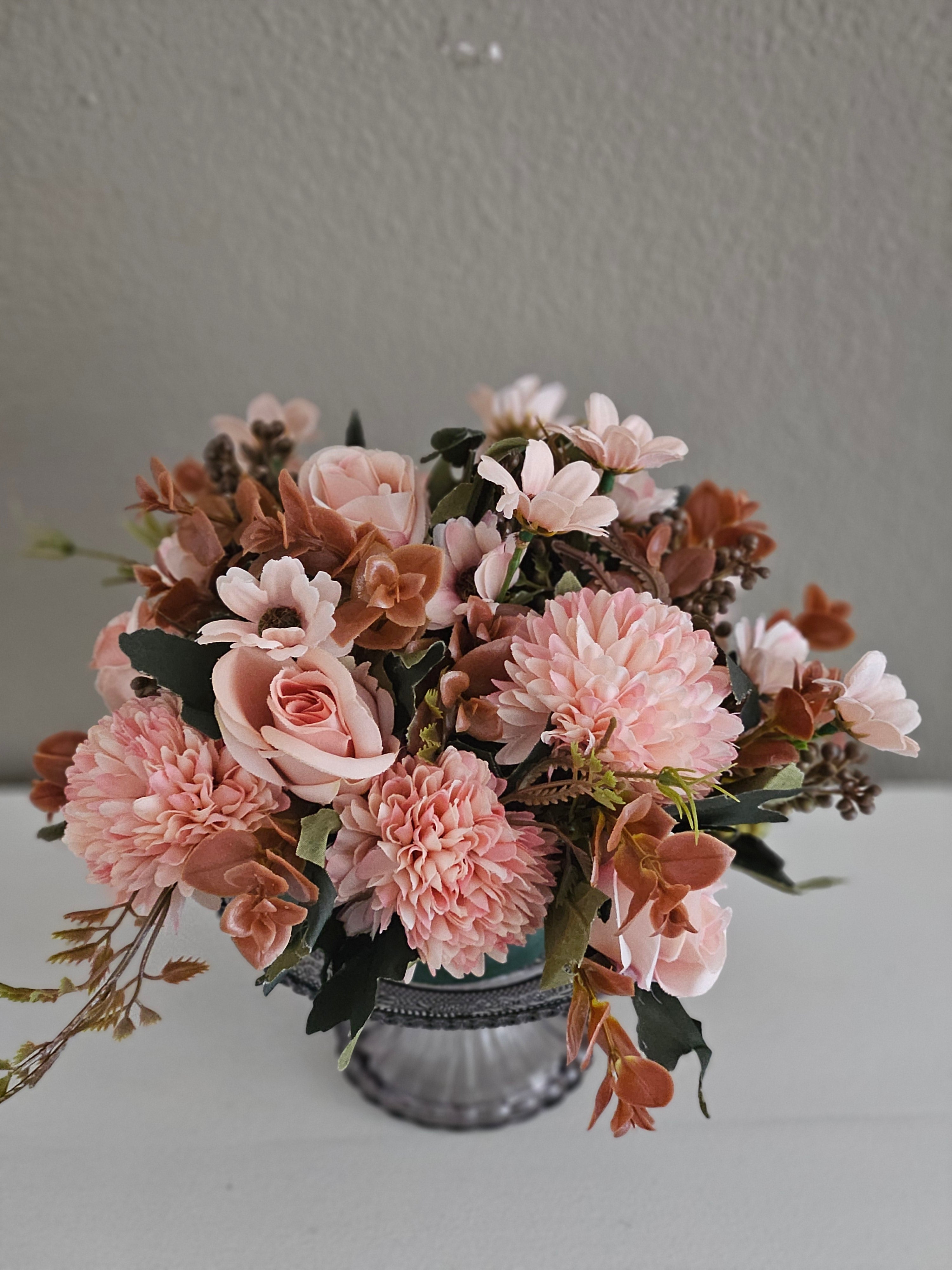 Plateau met kunstbloemen