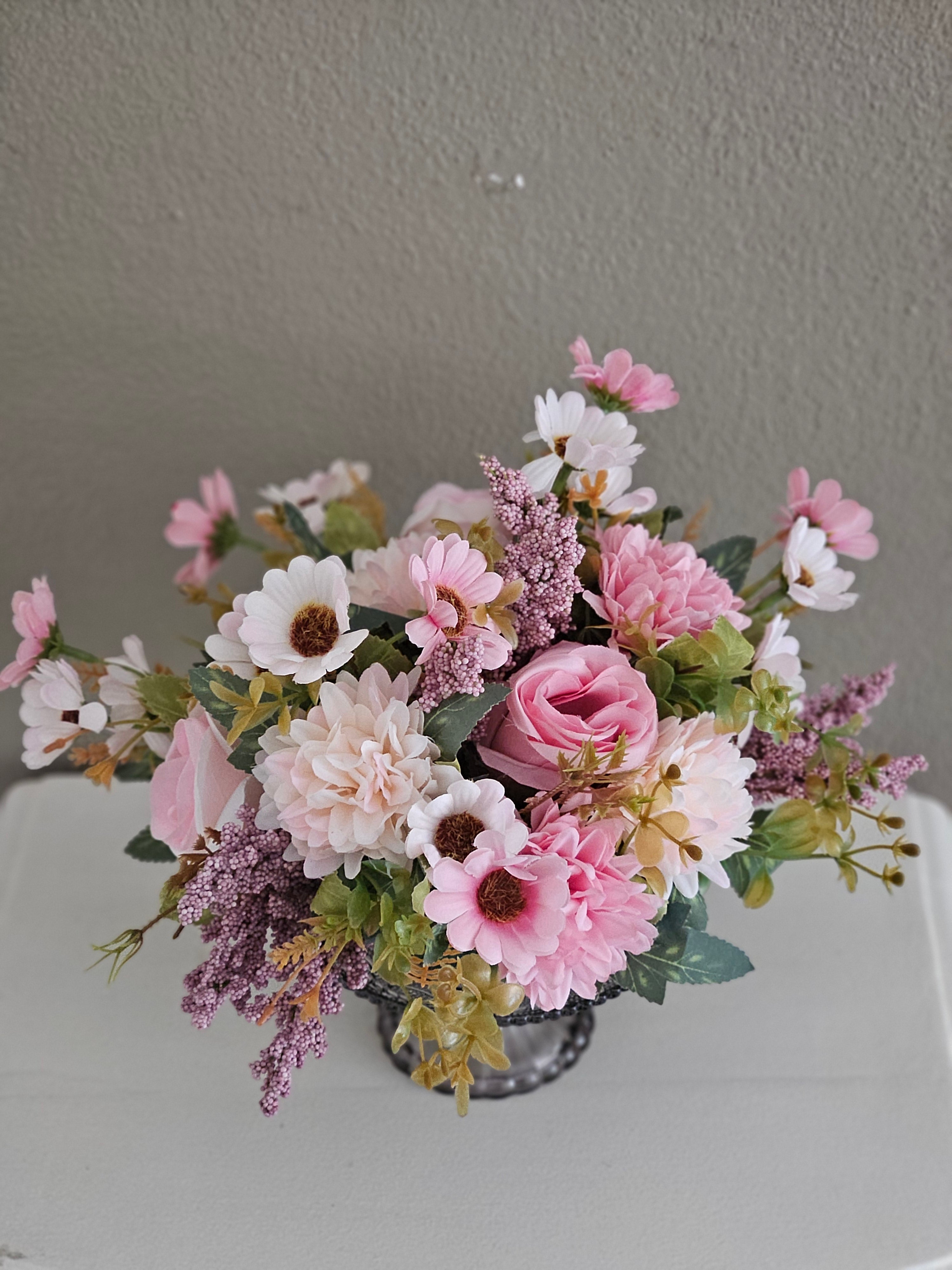 Plateau met kunstbloemen